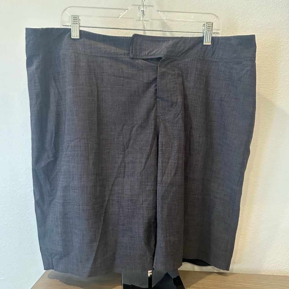 Men’s Lululemon Studio Hybrid Shorts Size 40